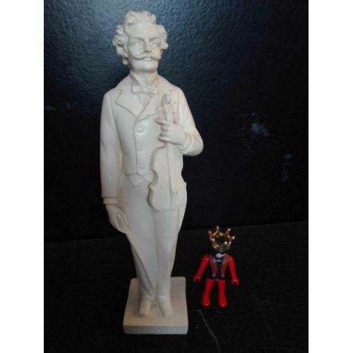 105) Beeldje van J strauss door G Ruggeri