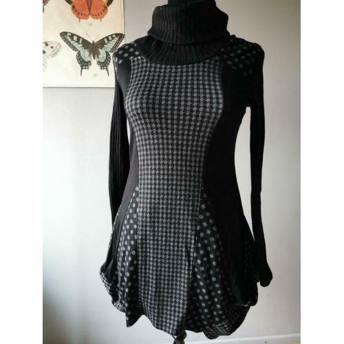 robe noire à col montant M.