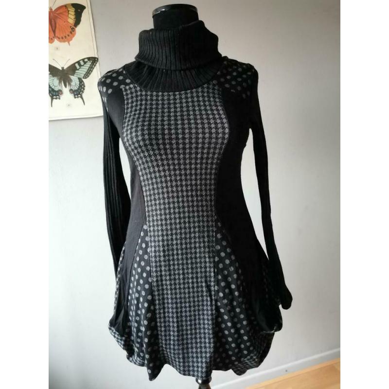 robe noire à col montant M.