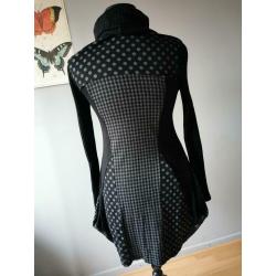 robe noire à col montant M.