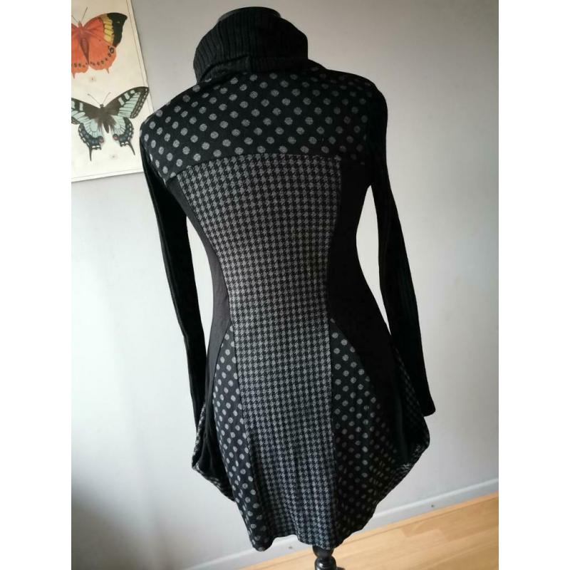 robe noire à col montant M.