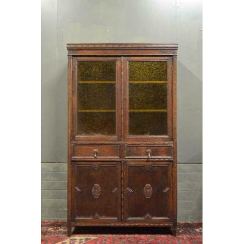 Mooie wandkast met gele ramen -