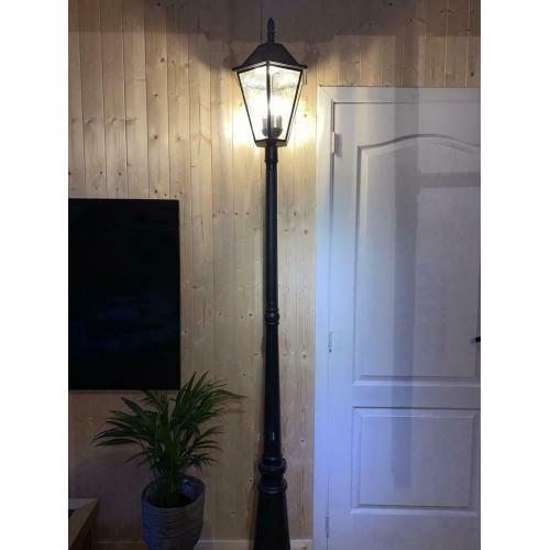 Sier lantaarnpaal in metaal met stekker.