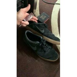Nikes 44