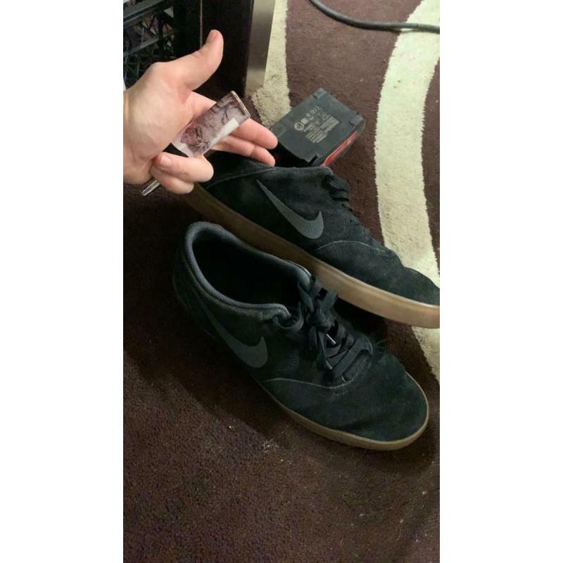Nikes 44