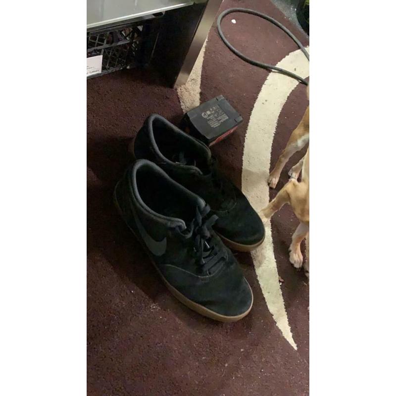 Nikes 44