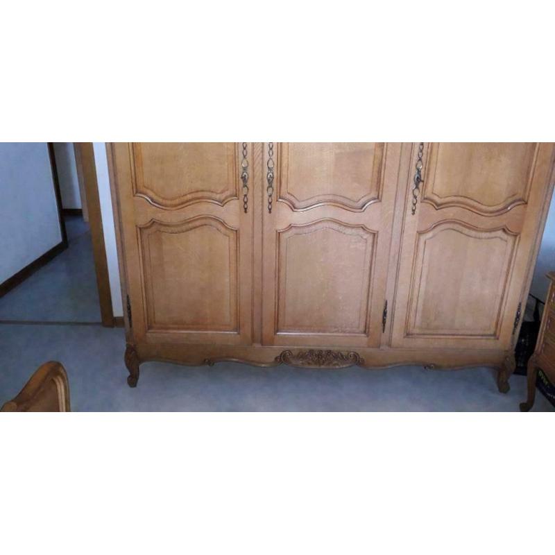 Chambre à coucher en chêne sculptée
