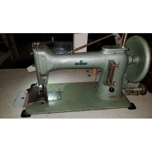 Adler 104 zwaardraad naaimachine met voet en rolvoet