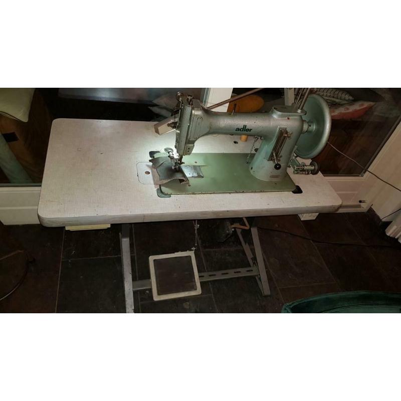 Adler 104 zwaardraad naaimachine met voet en rolvoet