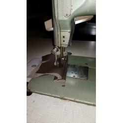 Adler 104 zwaardraad naaimachine met voet en rolvoet