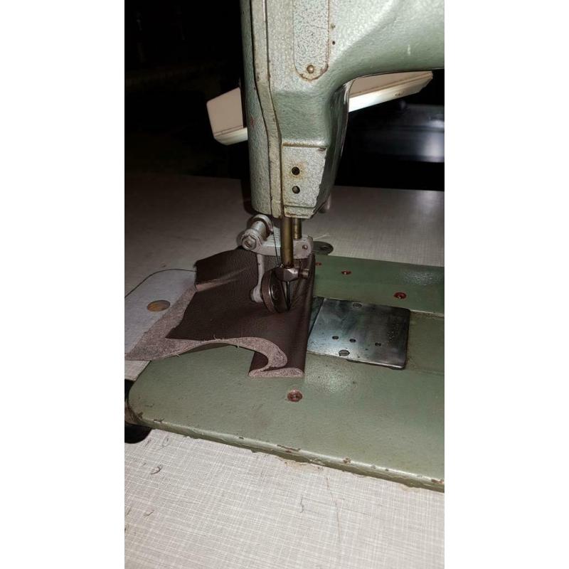 Adler 104 zwaardraad naaimachine met voet en rolvoet